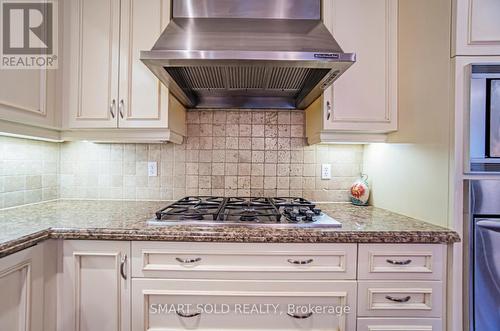 31 Ridgestone Dr, Richmond Hill, ON - Indoor Photo Showing Kitchen With Upgraded Kitchen
