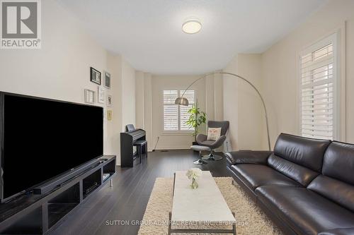 1046 Blackhall Cres, Newmarket, ON - Indoor Photo Showing Living Room