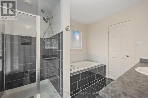 1046 Blackhall Cres, Newmarket, ON - Indoor Photo Showing Bathroom