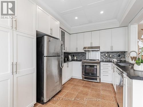 195 Kirkvalley Cres, Aurora, ON - Indoor Photo Showing Kitchen With Upgraded Kitchen