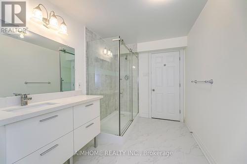 152 Elderwood Tr, Oakville, ON - Indoor Photo Showing Bathroom