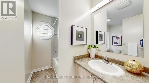 2292 Blue Oak Circ, Oakville, ON - Indoor Photo Showing Bathroom