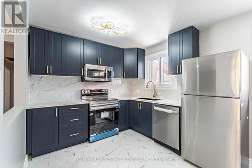 496 Bunting Rd, St. Catharines, ON - Indoor Photo Showing Kitchen With Upgraded Kitchen