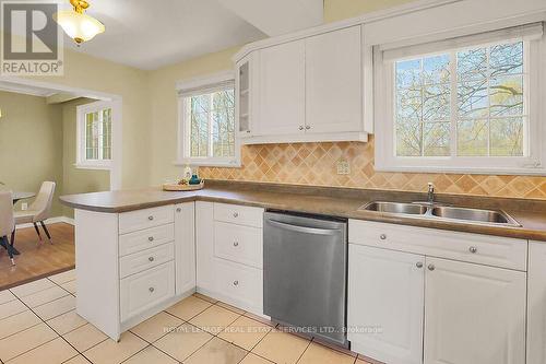 392 Melores Dr, Burlington, ON - Indoor Photo Showing Kitchen With Double Sink