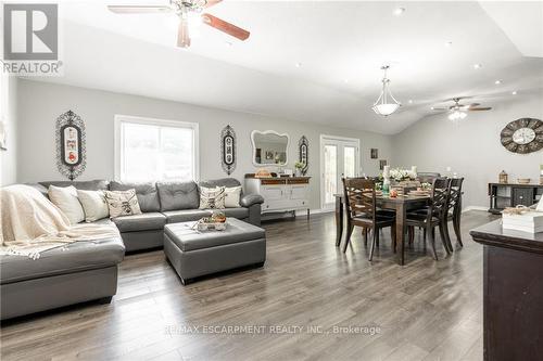 71 Pinelands Avenue, Hamilton, ON - Indoor Photo Showing Living Room