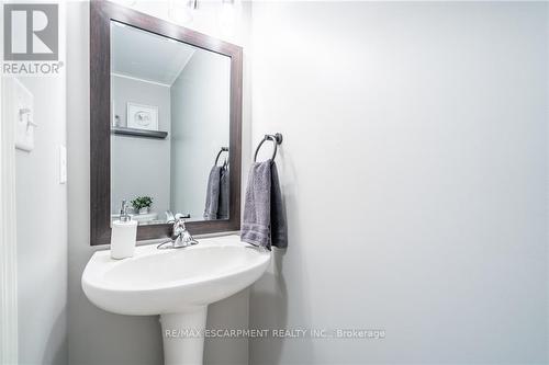 224 Emick Drive, Hamilton, ON - Indoor Photo Showing Bathroom