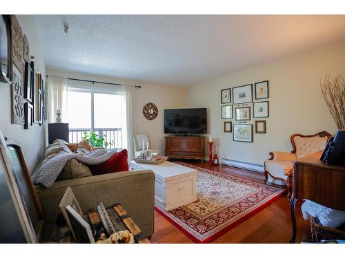 1 - 1691 Highway 3A, Nelson, BC - Indoor Photo Showing Living Room