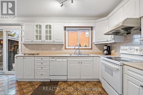 105 Cherry Hills Dr, Vaughan, ON - Indoor Photo Showing Kitchen With Double Sink