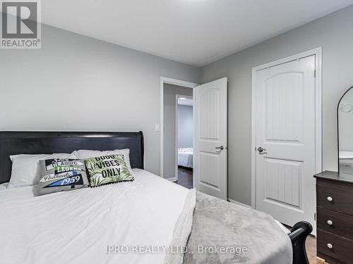 725 Ambroise Cres, Milton, ON - Indoor Photo Showing Bedroom