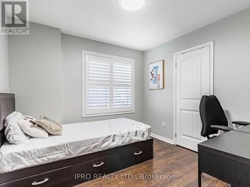 725 Ambroise Cres, Milton, ON - Indoor Photo Showing Bedroom