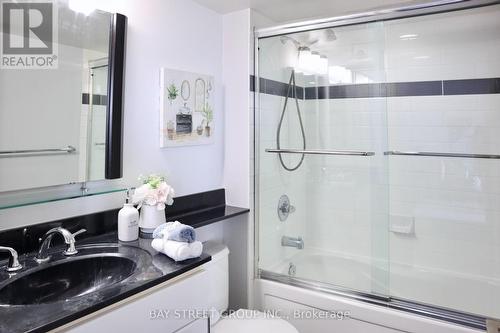 801 - 30 Herons Hill Way, Toronto, ON - Indoor Photo Showing Bathroom