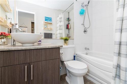 317 494 Beliveau Road, Winnipeg, MB - Indoor Photo Showing Bathroom