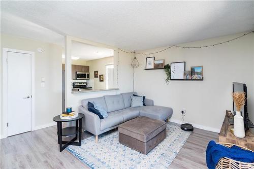 317 494 Beliveau Road, Winnipeg, MB - Indoor Photo Showing Living Room