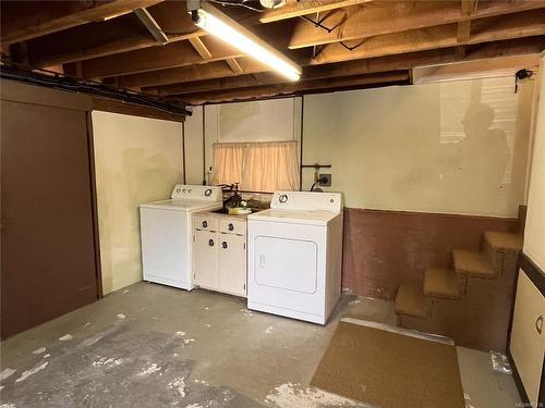 266 Sims Ave, Saanich, BC - Indoor Photo Showing Laundry Room