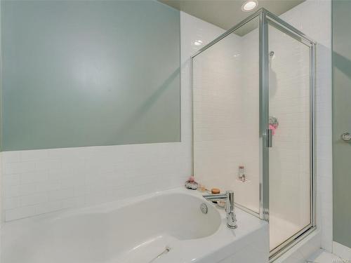 202-4394 West Saanich Rd, Saanich, BC - Indoor Photo Showing Bathroom