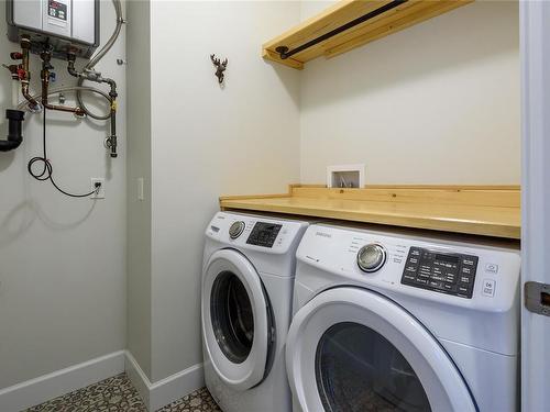 3307 Eleventh St, Cumberland, BC - Indoor Photo Showing Laundry Room