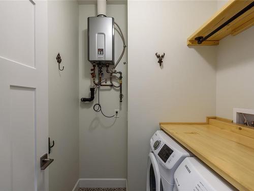 3307 Eleventh St, Cumberland, BC - Indoor Photo Showing Laundry Room