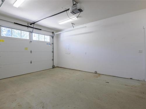 3307 Eleventh St, Cumberland, BC - Indoor Photo Showing Garage