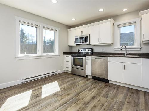 3307 Eleventh St, Cumberland, BC - Indoor Photo Showing Kitchen