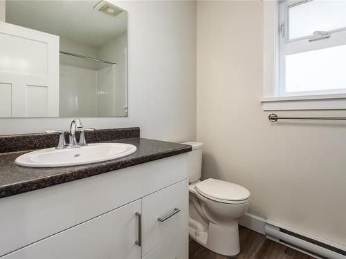 3307 Eleventh St, Cumberland, BC - Indoor Photo Showing Bathroom