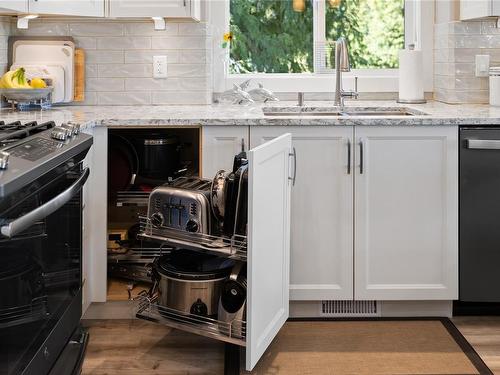 1640 Country Rd, Qualicum Beach, BC - Indoor Photo Showing Kitchen With Upgraded Kitchen