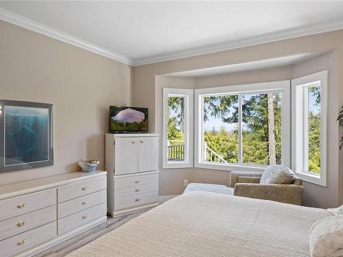 1640 Country Rd, Qualicum Beach, BC - Indoor Photo Showing Bedroom