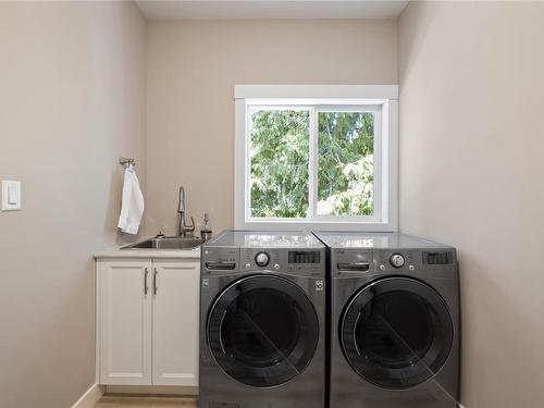 1640 Country Rd, Qualicum Beach, BC - Indoor Photo Showing Laundry Room