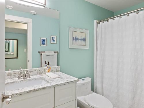 1640 Country Rd, Qualicum Beach, BC - Indoor Photo Showing Bathroom