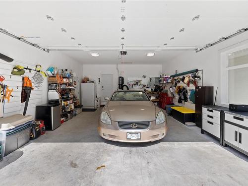 1640 Country Rd, Qualicum Beach, BC - Indoor Photo Showing Garage