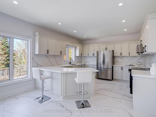 729 Quantra Cres, Newmarket, ON - Indoor Photo Showing Kitchen