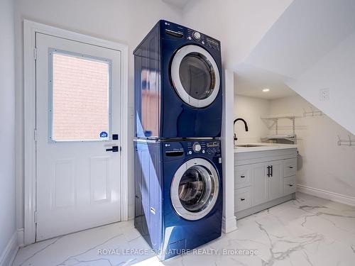 729 Quantra Cres, Newmarket, ON - Indoor Photo Showing Laundry Room