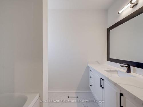 729 Quantra Cres, Newmarket, ON - Indoor Photo Showing Bathroom