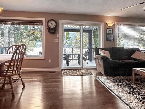 9792 Miracle Way, Youbou, BC - Indoor Photo Showing Living Room