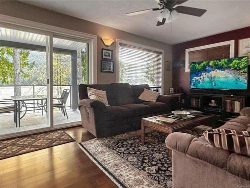 9792 Miracle Way, Youbou, BC - Indoor Photo Showing Living Room