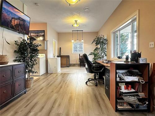 9792 Miracle Way, Youbou, BC - Indoor Photo Showing Office
