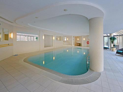 Piscine - 303-2000 Rue Drummond, Montréal (Ville-Marie), QC - Indoor Photo Showing Other Room With In Ground Pool