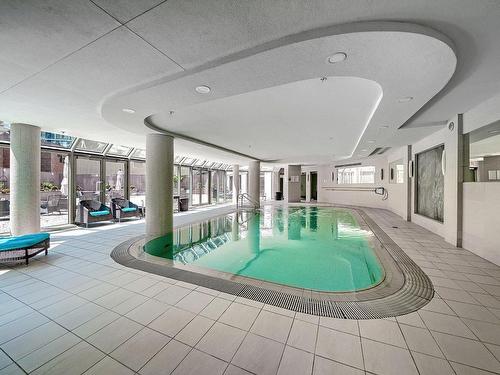 Piscine - 303-2000 Rue Drummond, Montréal (Ville-Marie), QC - Indoor Photo Showing Other Room With In Ground Pool
