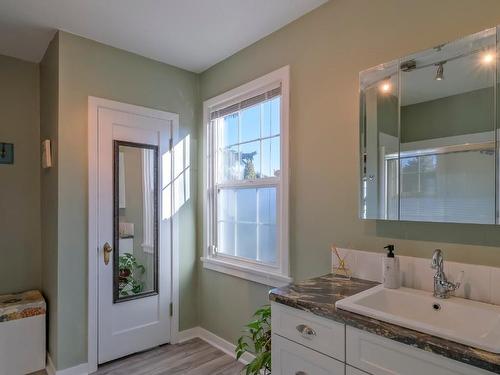 1702 Coates Avenue, Kelowna, BC - Indoor Photo Showing Bathroom