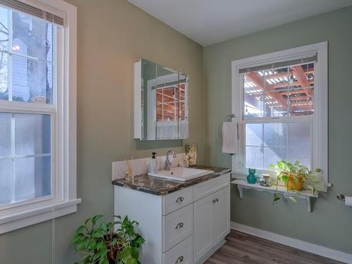 1702 Coates Avenue, Kelowna, BC - Indoor Photo Showing Bathroom