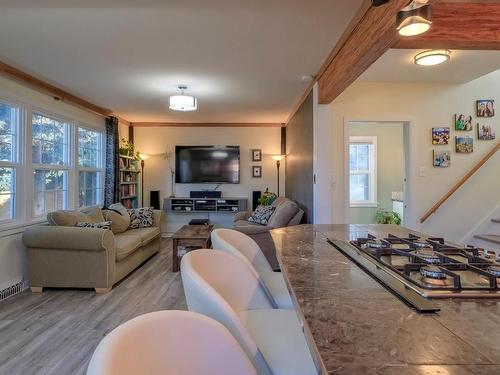 1702 Coates Avenue, Kelowna, BC - Indoor Photo Showing Living Room