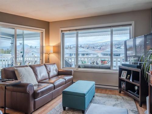 205-62 Dauphin Avenue, Penticton, BC - Indoor Photo Showing Living Room