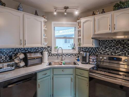 205-62 Dauphin Avenue, Penticton, BC - Indoor Photo Showing Kitchen With Double Sink