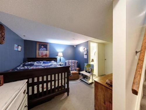 1296 Lawrence Avenue, Kelowna, BC - Indoor Photo Showing Bedroom