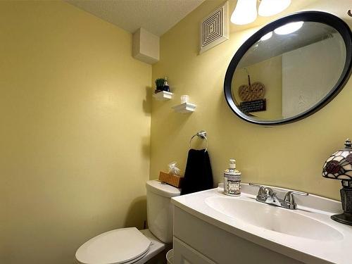 1296 Lawrence Avenue, Kelowna, BC - Indoor Photo Showing Bathroom