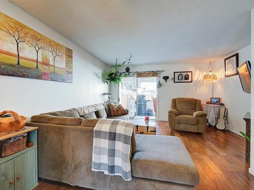 1296 Lawrence Avenue, Kelowna, BC - Indoor Photo Showing Living Room