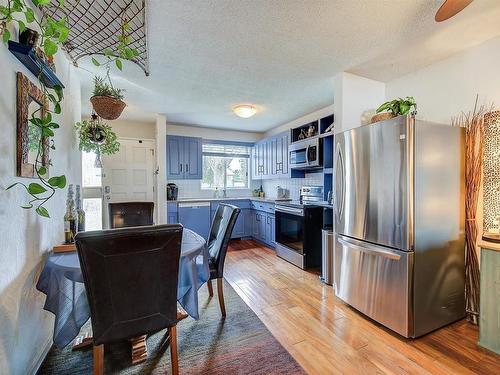 1296 Lawrence Avenue, Kelowna, BC - Indoor Photo Showing Kitchen