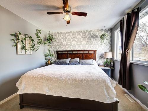 1296 Lawrence Avenue, Kelowna, BC - Indoor Photo Showing Bedroom