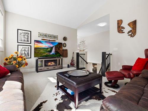 3144 Riesling Way, West Kelowna, BC - Indoor Photo Showing Living Room With Fireplace