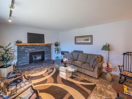 71 Granby Place, Penticton, BC - Indoor Photo Showing Living Room With Fireplace