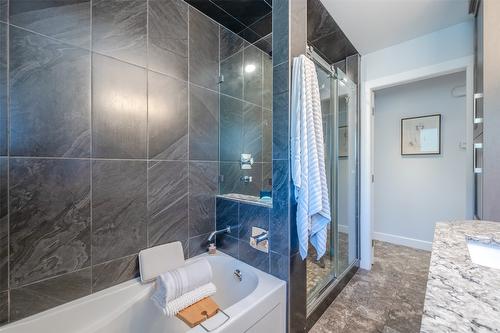 71 Granby Place, Penticton, BC - Indoor Photo Showing Bathroom